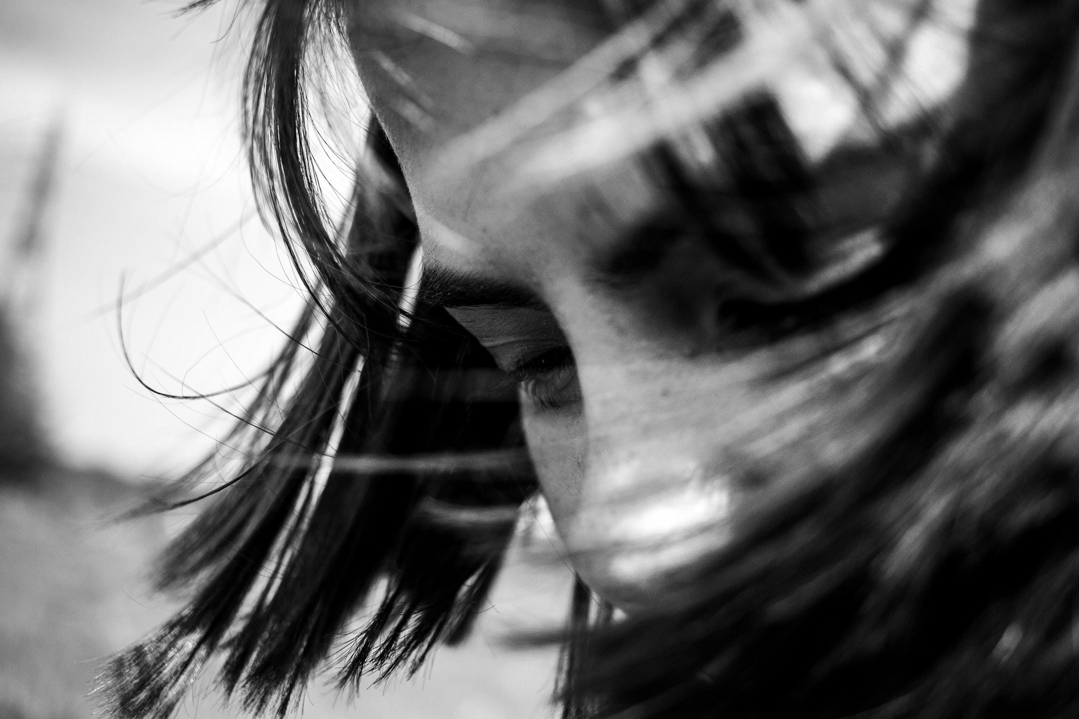 Image of a carefree girl who understands herself after meeting with an Enneagram assessment coach.