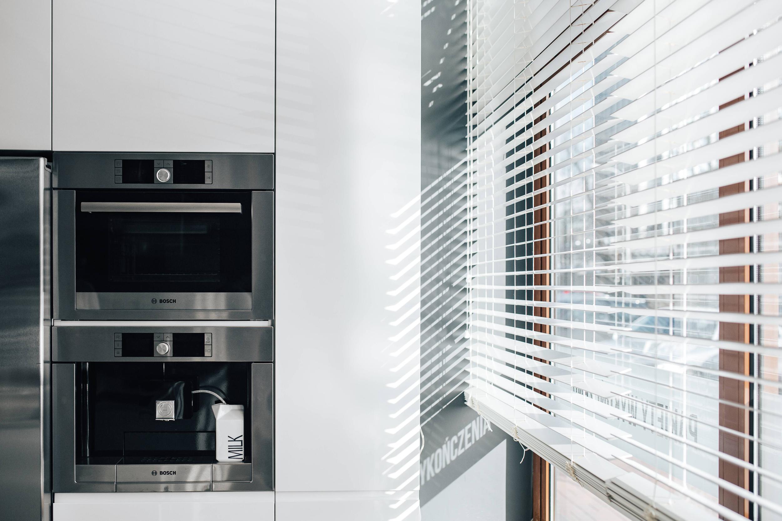 3d76c11a-8c2d-11e7-ac81-0242ac110003-kaboompics_Window_blinds_in_a_modern_kitchen.jpg