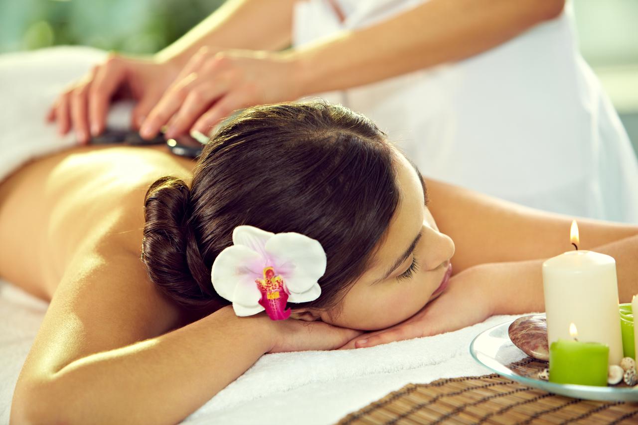 Stone massage at spa EveryPixel com
