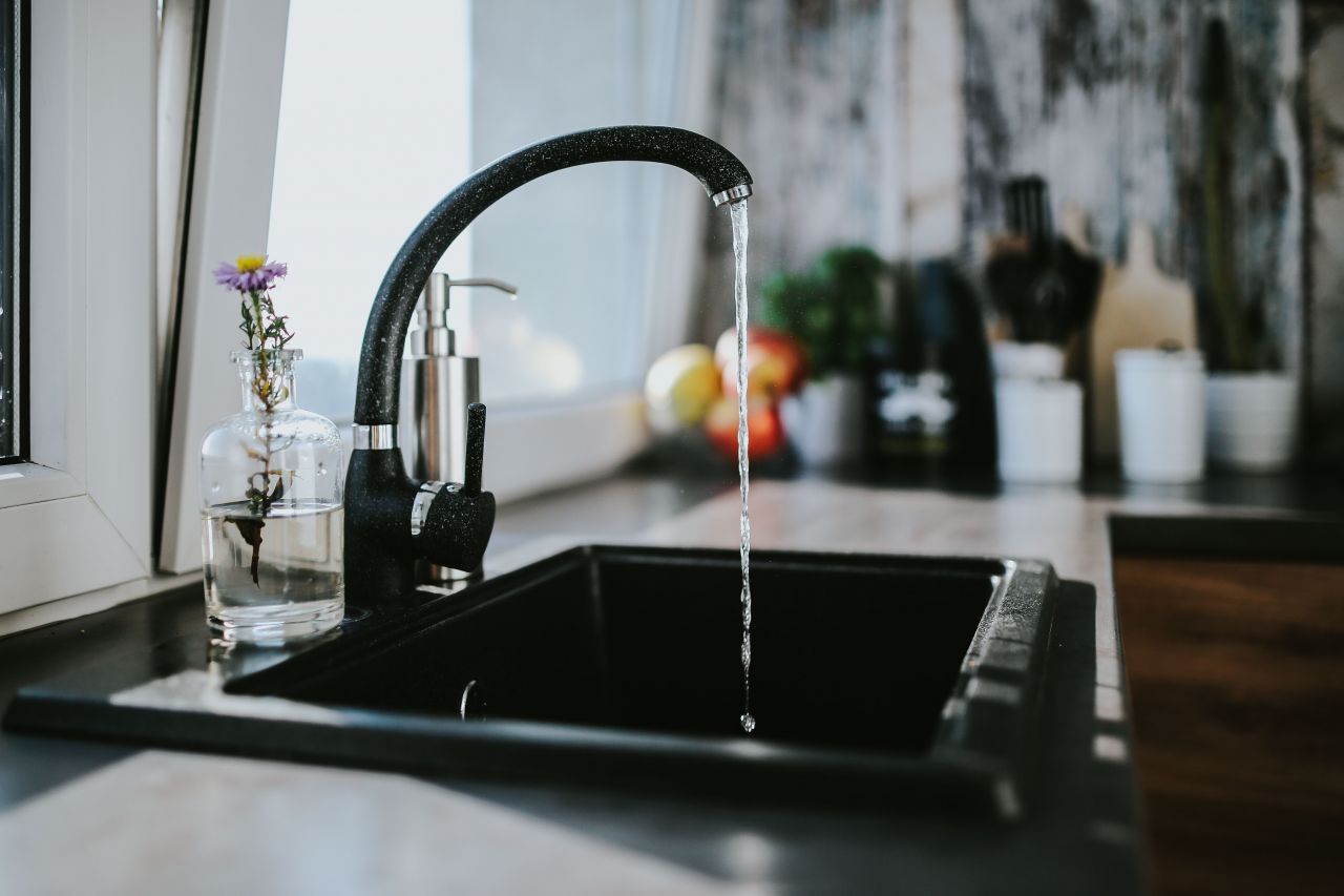 6faaa444-8c2d-11e7-bff6-0242ac110003-kaboompics_Black_kitchen_sink.jpg