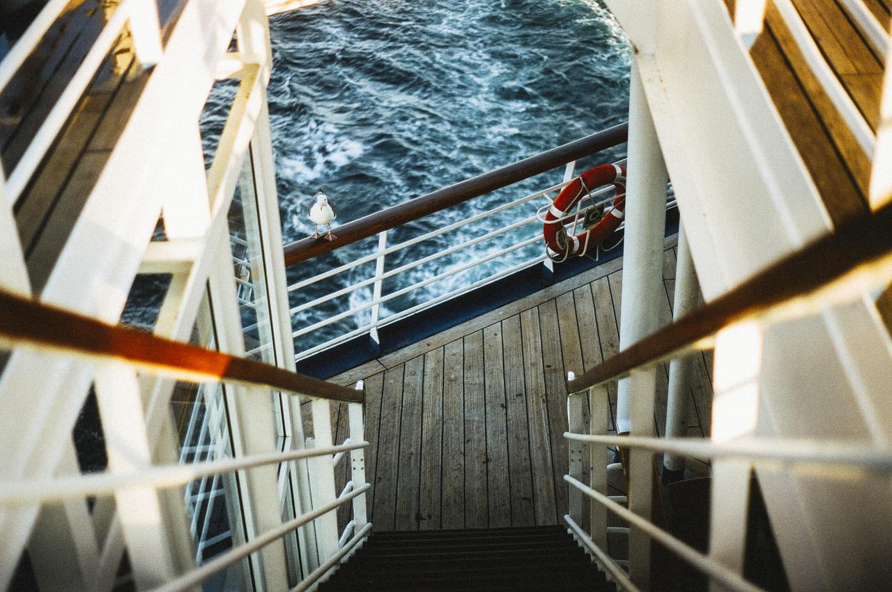 7f59e9b6-14bb-11e7-a352-0242ac110012.stairs-sea-ocean-boat.jpg