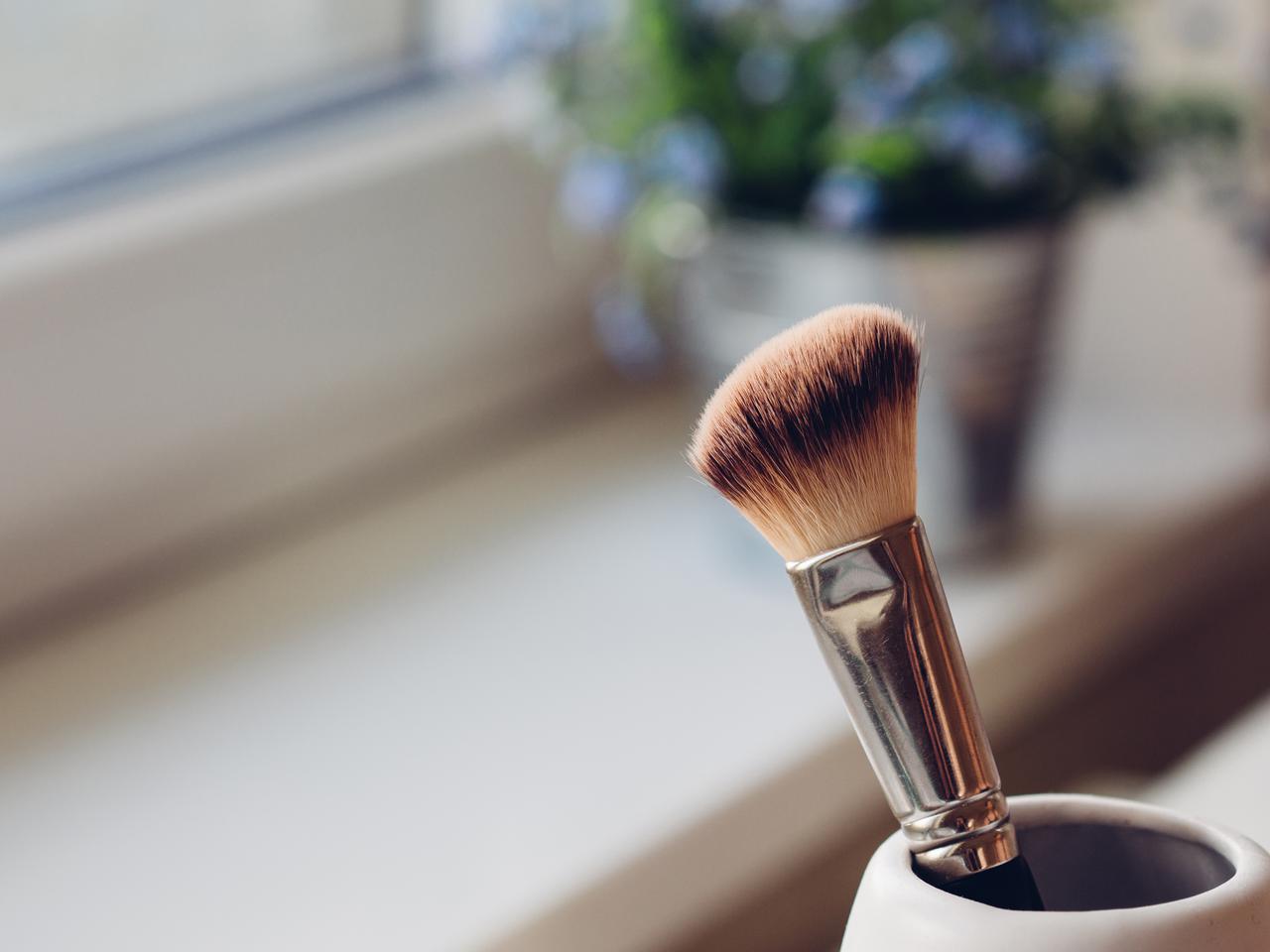 cdbf4a36-3524-11e7-a1a8-0242ac110002-cup-flowers-brush-window.jpg
