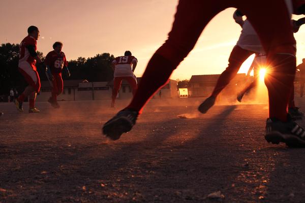 99758cea-1332-11e7-852f-0242ac110019.sunset-people-sun-men.jpg