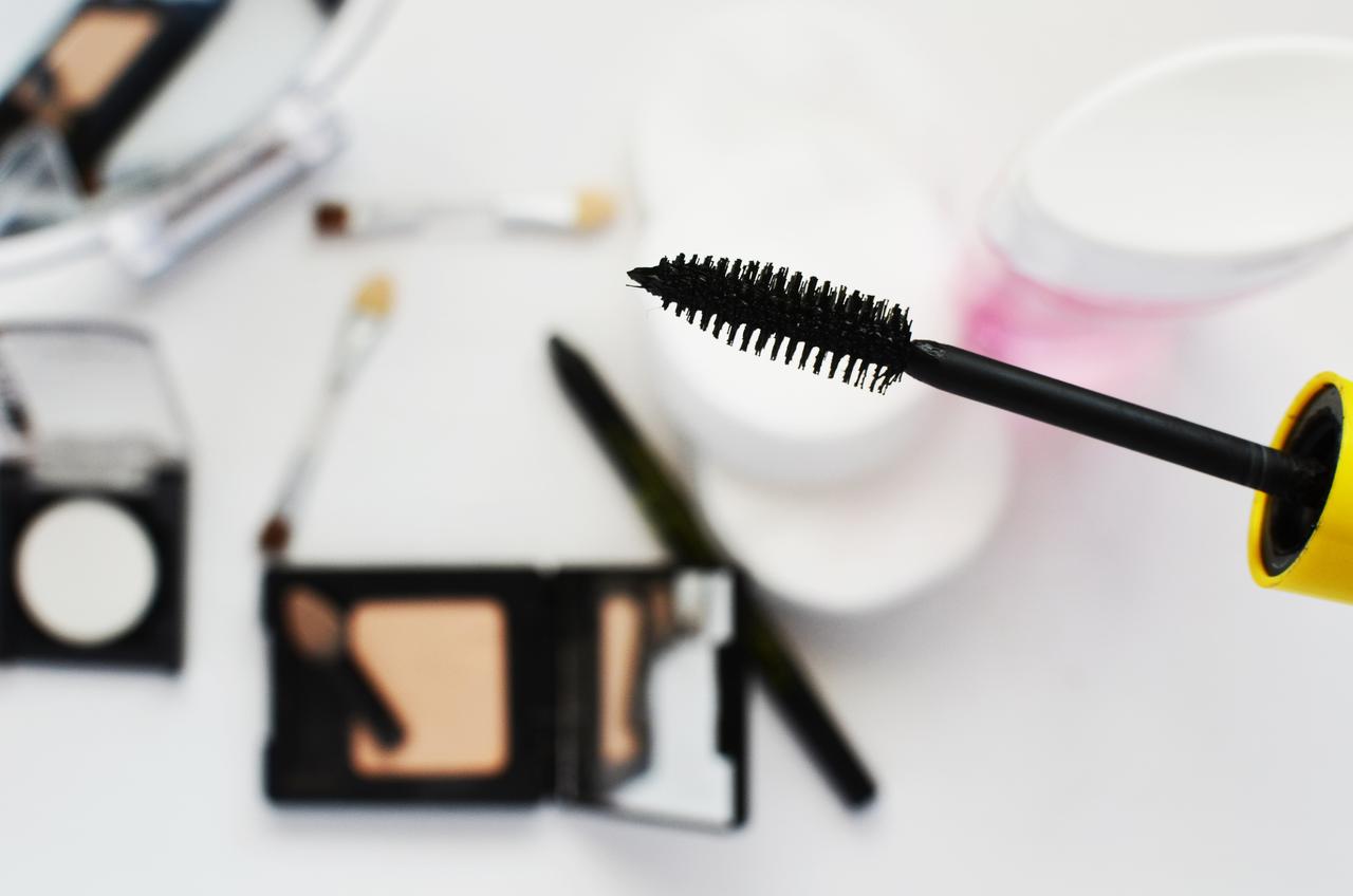 49157616-1332-11e7-852f-0242ac110019.fashion-girl-makeup-paint.jpg